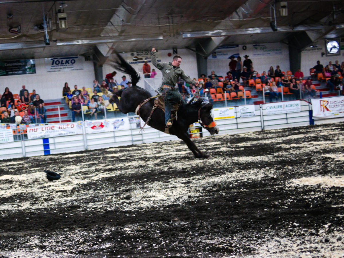 Rodéo Saskatchewan cheval en l'air
