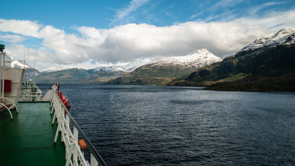 Vue du Ferry sur le fjord Chili