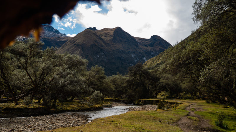 Rivière près des montagnes Huaraz Pérou